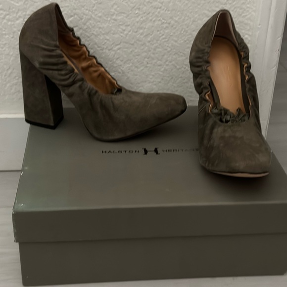 $75 NWT HALSTON Heritage Suede Pumps in Taupe SZ 7.5 - Picture 7 of 11
